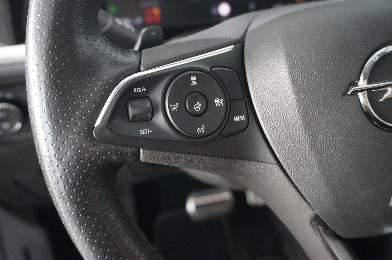 Fahrzeugabbildung Opel Grandland (X) 1.6T GSe HYBRID 4X4 NAVI/SPORT/AHK