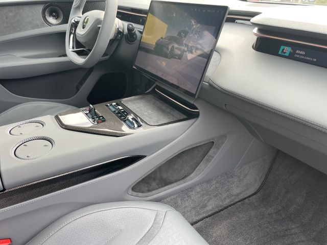 Fahrzeugabbildung Lotus Emeya Glasdach Autobahn Assistent