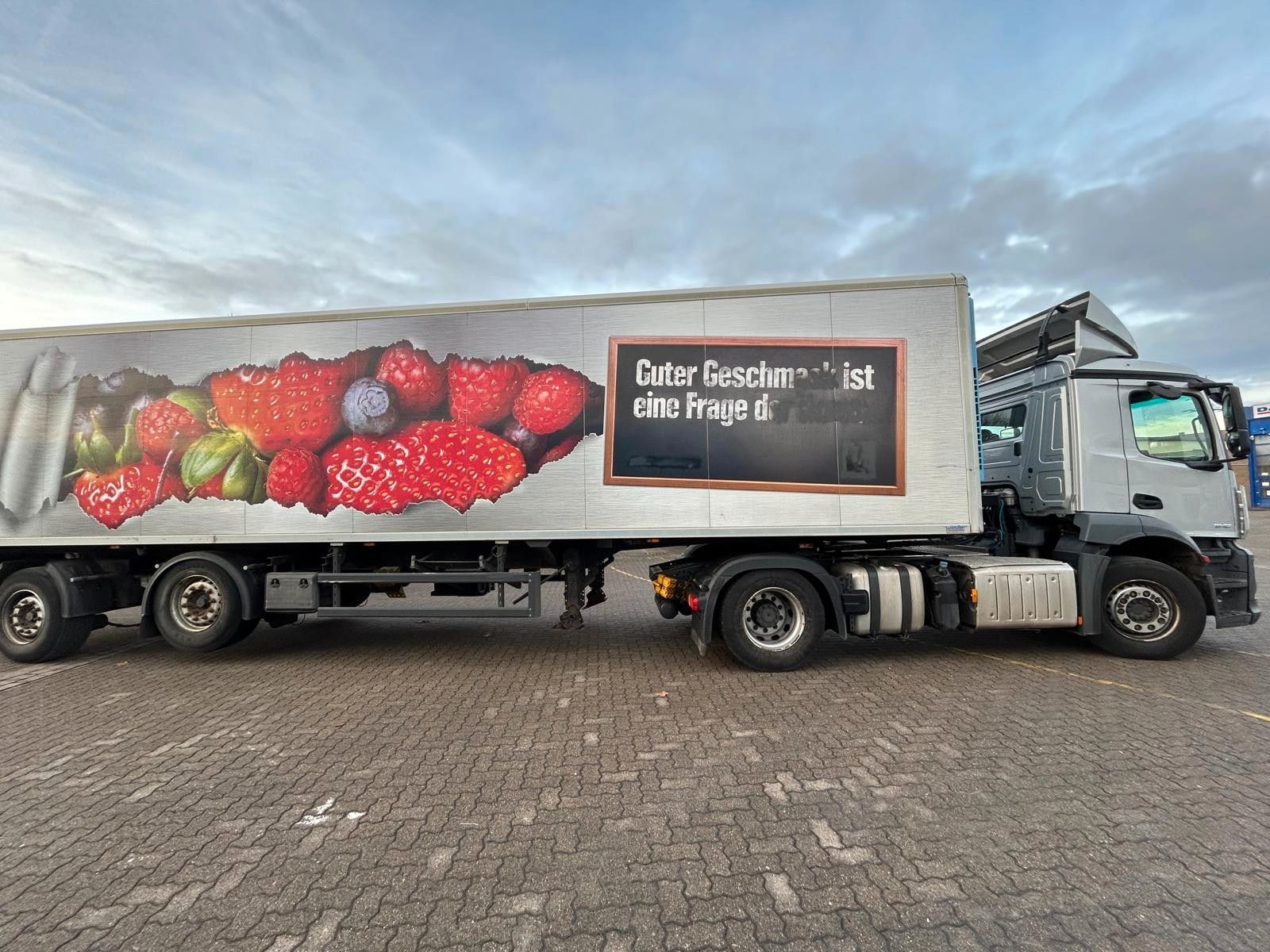 Fahrzeugabbildung Mercedes-Benz 1840 L Antos mit 2-Achs Kühlauflieger