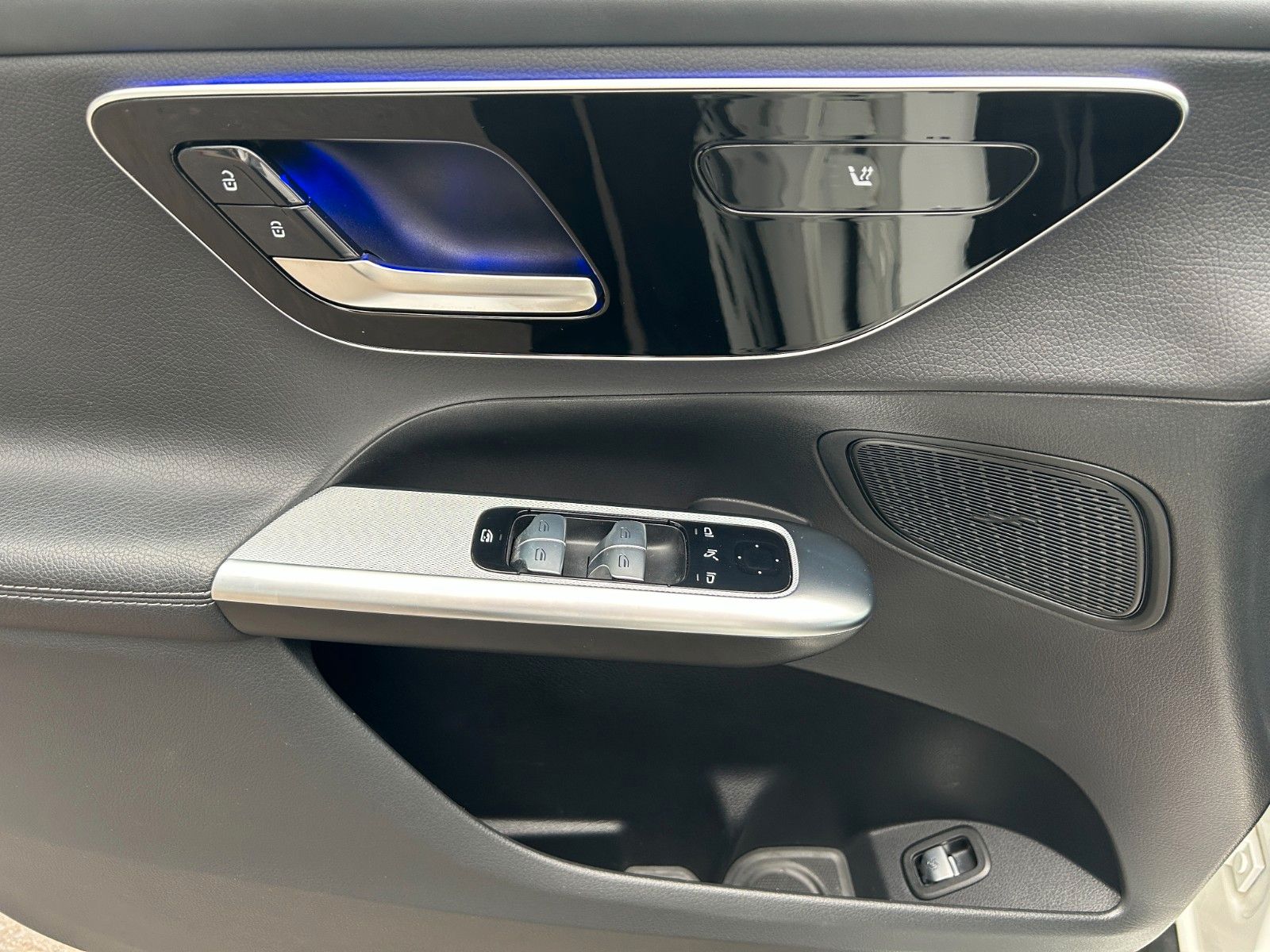 Fahrzeugabbildung Mercedes-Benz GLC 220d AMG+Night+RKamera+SportfahrW+AmbientePr