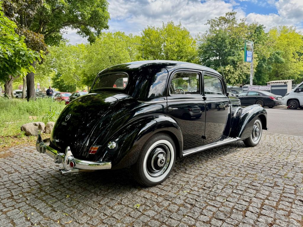 Mercedes-Benz 220