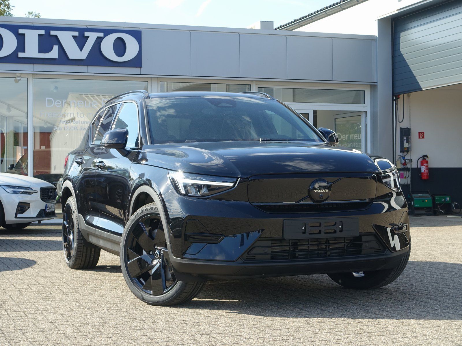 Volvo EX40 Black Edition Single Motor Extended Range imagem 3