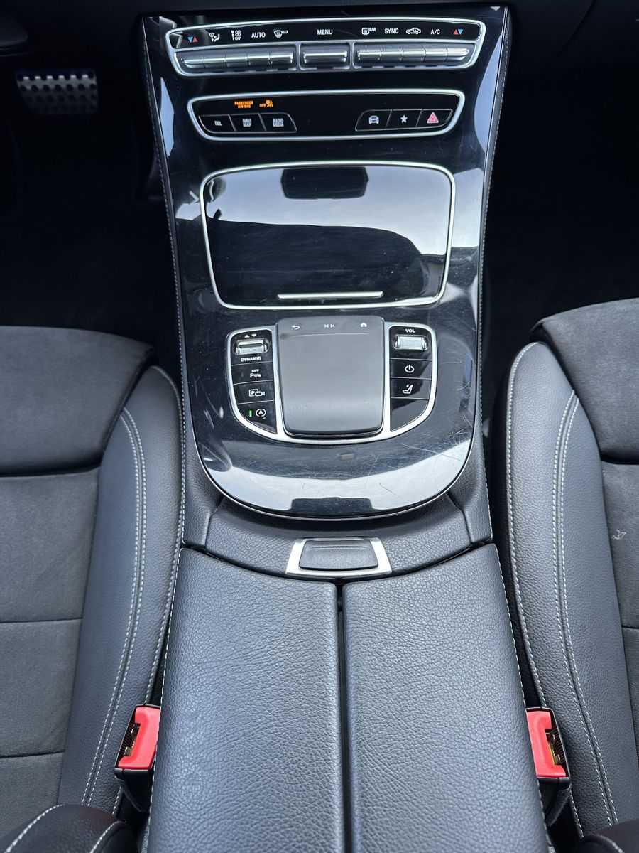 Fahrzeugabbildung Mercedes-Benz E 200d T AMG Line NAV+LED+WIDESCEEN+KAM+AHK+1HD