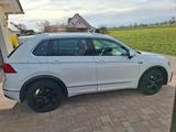 Volkswagen Tiguan R-Line AHK Pano ACC Kamera 239 PS