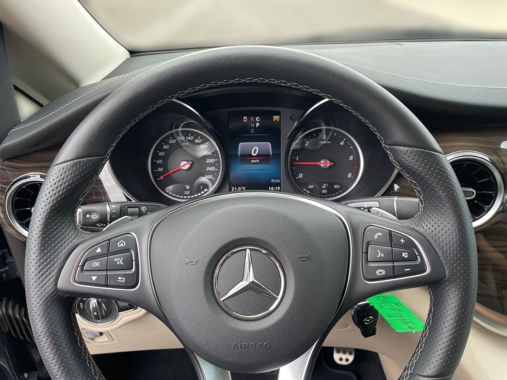 Fahrzeugabbildung Mercedes-Benz V 300 d Avantgarde extralang 4x4 Mittelkonsole,