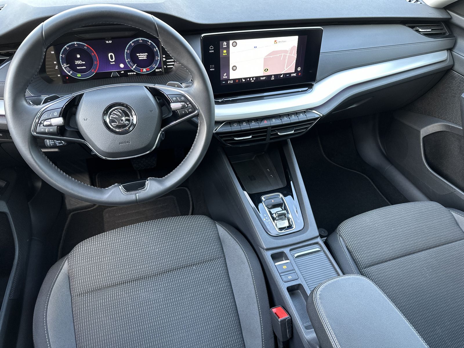 Fahrzeugabbildung SKODA Octavia Combi 2.0 TDI DSG Ambition NAV+LED+PANO