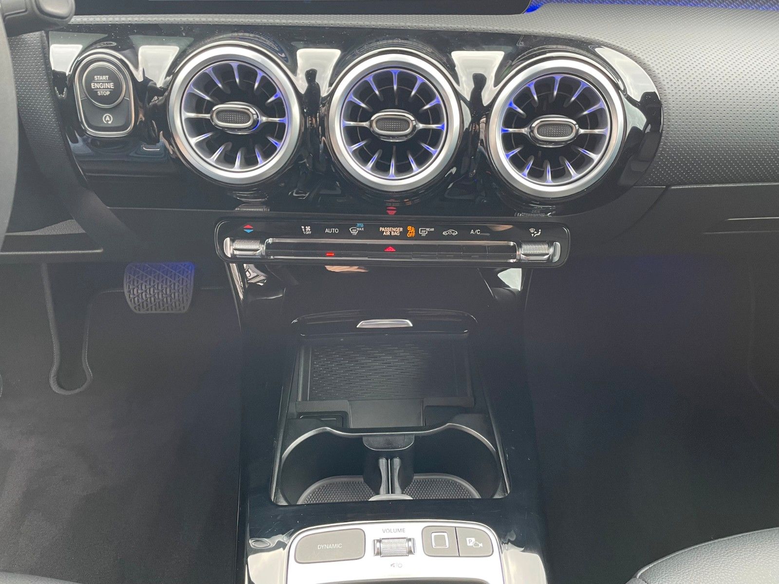 Fahrzeugabbildung Mercedes-Benz A 180 Progressive Night+AHK+R-Kamera+Ambiente