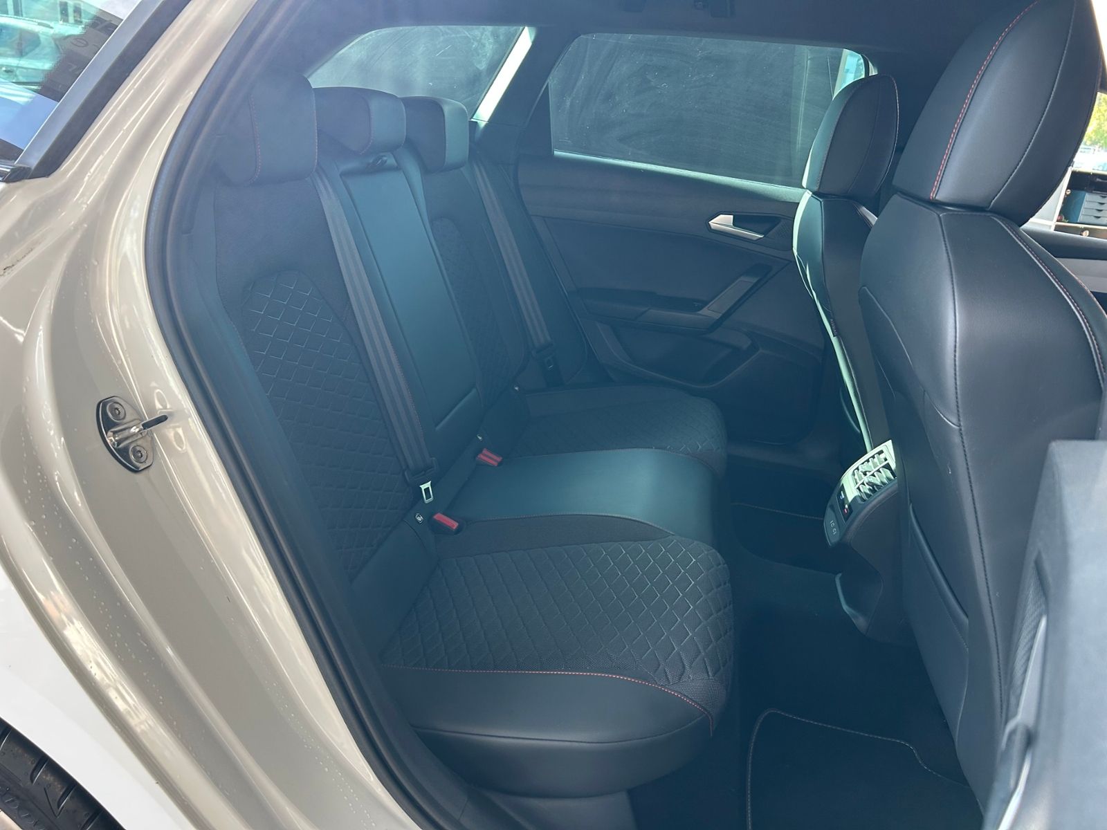 Fahrzeugabbildung SEAT Leon Sportstourer FR e-Hybrid LED NAVI ALU