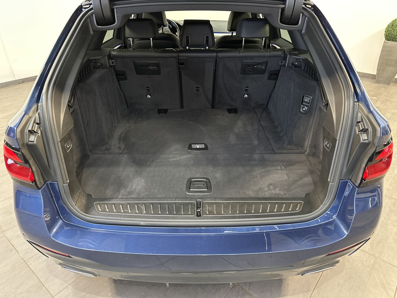 Fahrzeugabbildung BMW 520d Touring xDrive M-Sport NAV+LASER+AHK+HEADUP