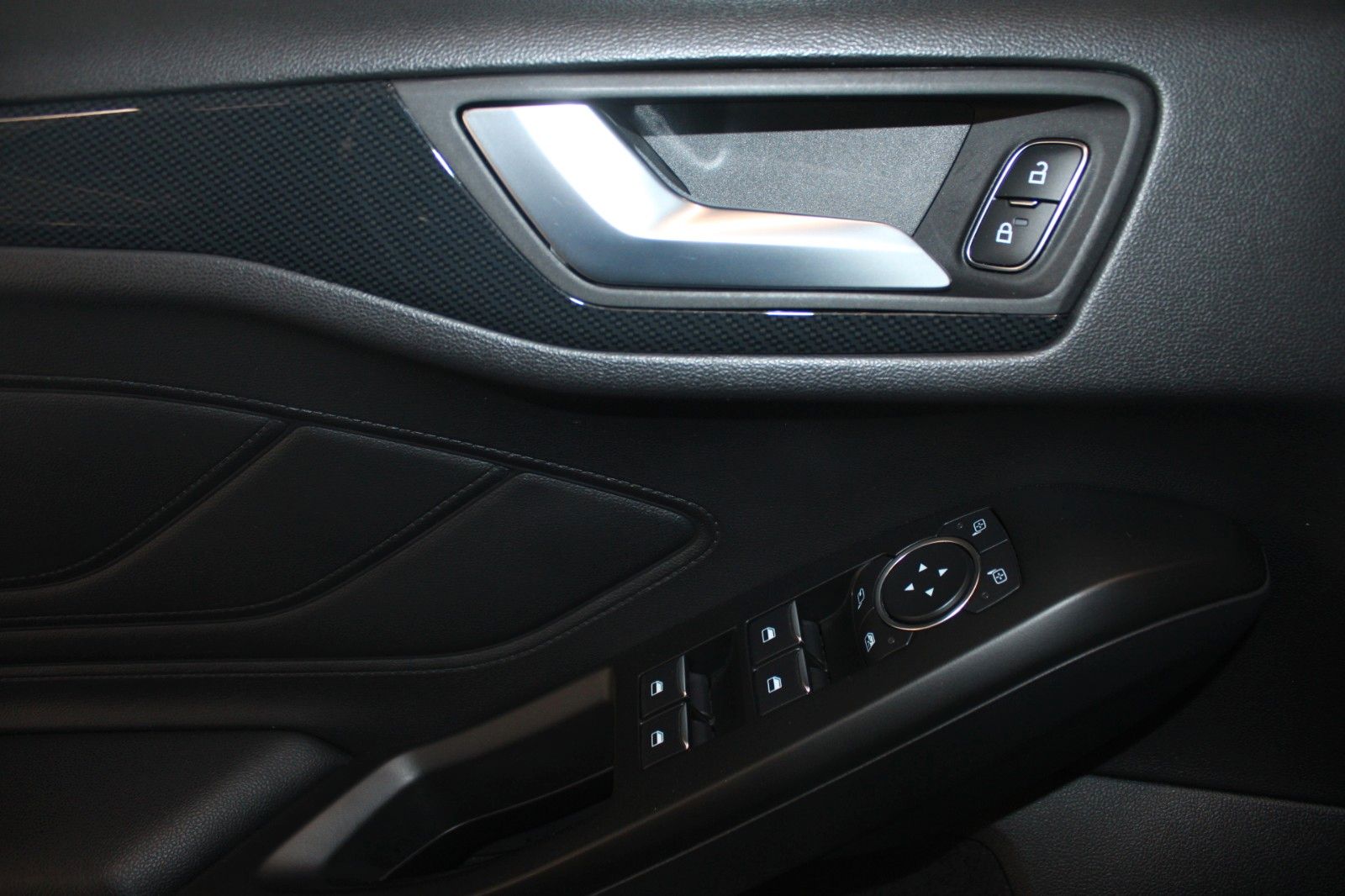 Fahrzeugabbildung Ford Focus 134kW ST-Line LED NAVI CAM WinterPaket