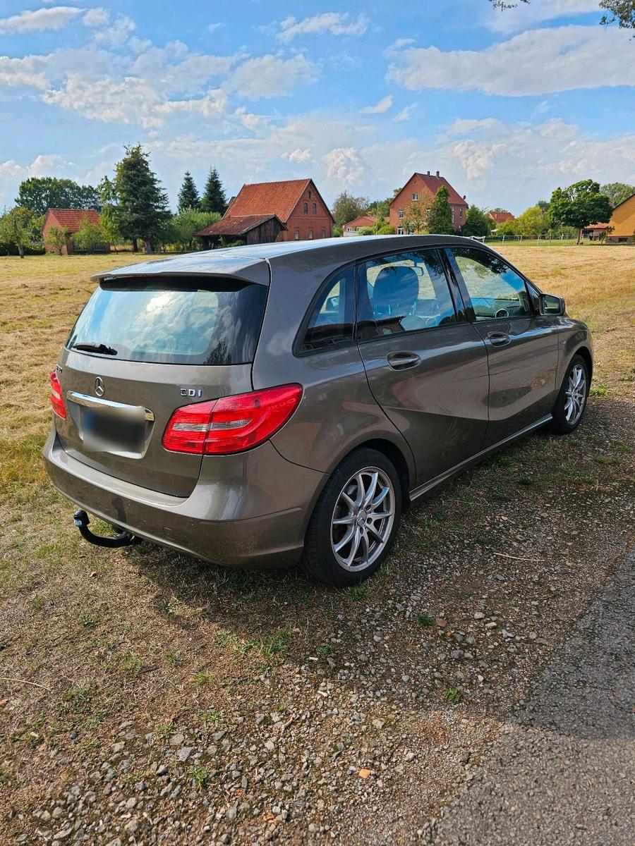 Mercedes-Benz B180 2012 — photo 8