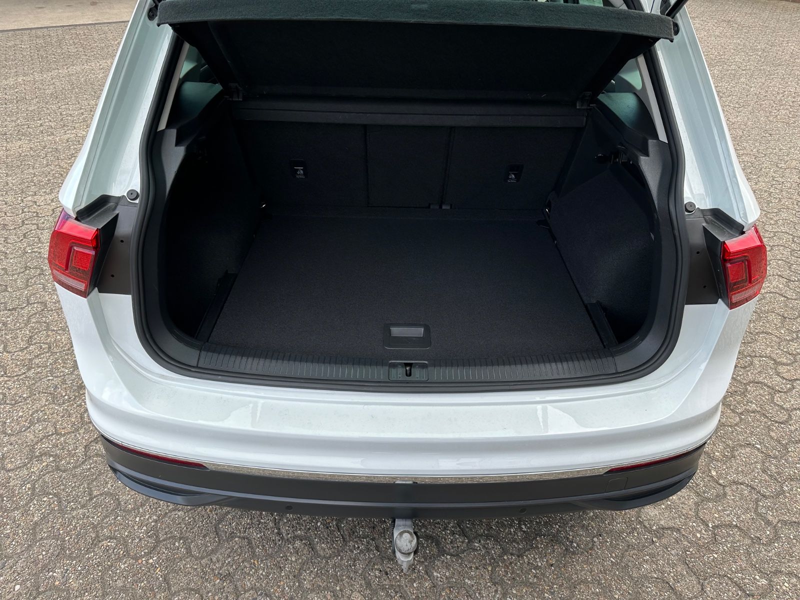 Fahrzeugabbildung Volkswagen Tiguan 2.0 TDI Active AHK/Navi/LED/SHZG/ACC