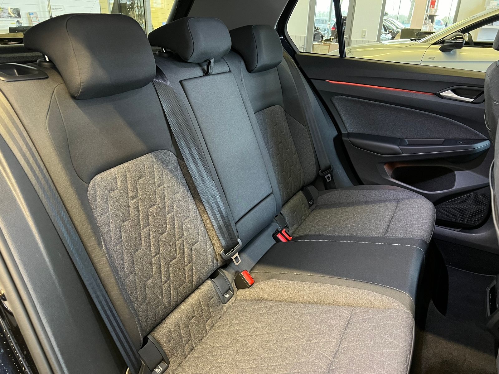 Fahrzeugabbildung Volkswagen Golf VIII MOVE 1.5 eTSI DSG *AHK, LED,Navi, 16'-