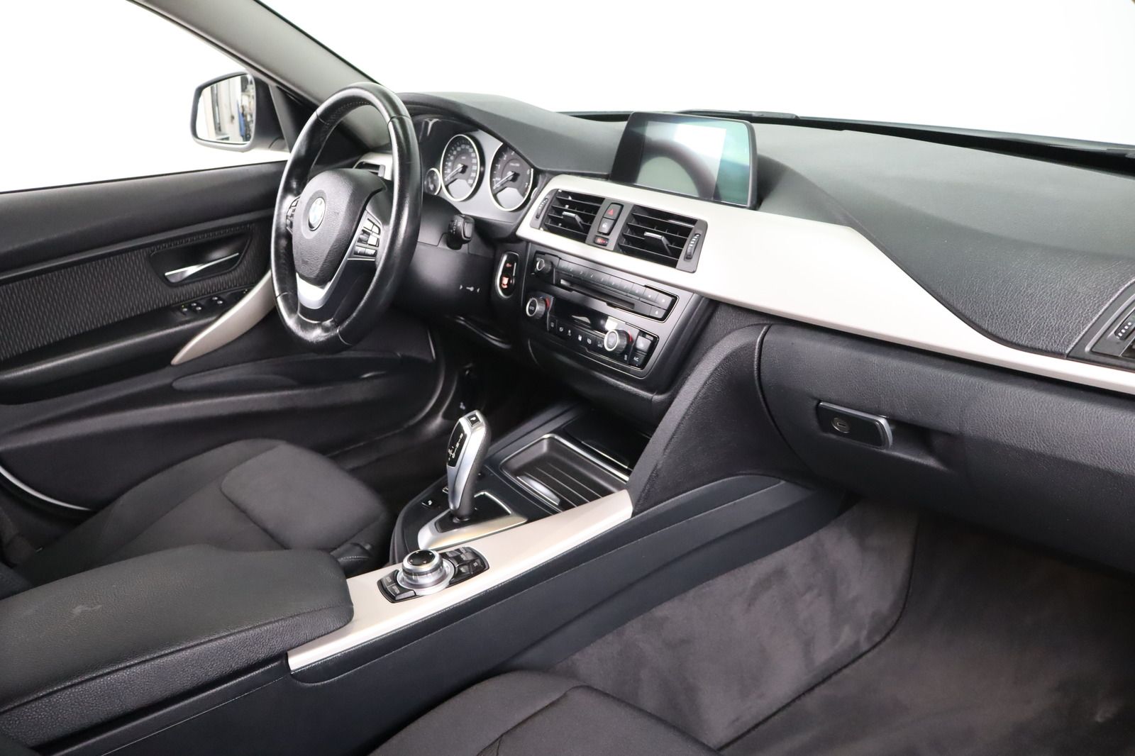Fahrzeugabbildung BMW 320 i Touring xDrive * Bi- Xenon * Navi