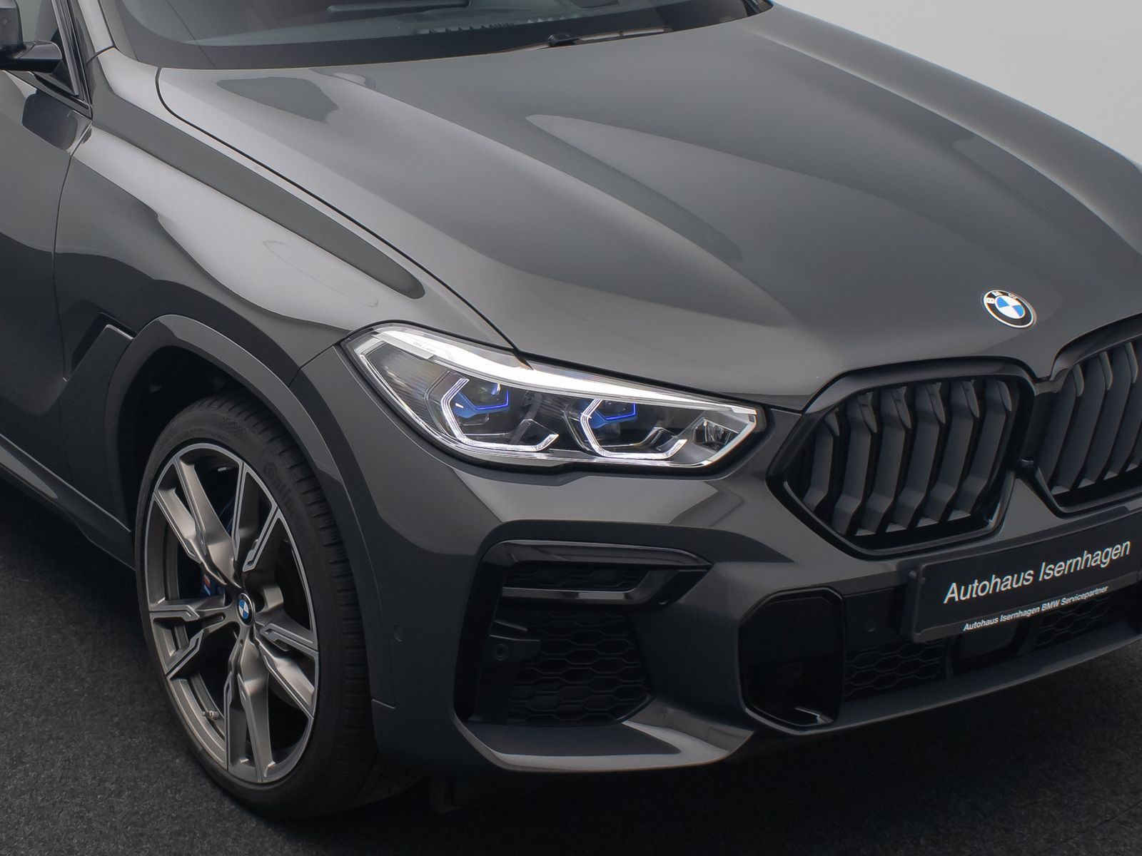 Fahrzeugabbildung BMW X6 M50i B&W HUD DAB SkyLounge Individual 22Zoll