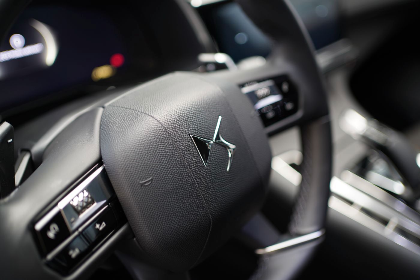 Fahrzeugabbildung DS Automobiles DS7 BlueHDi 130 EAT8 Bastille Automatik Navi