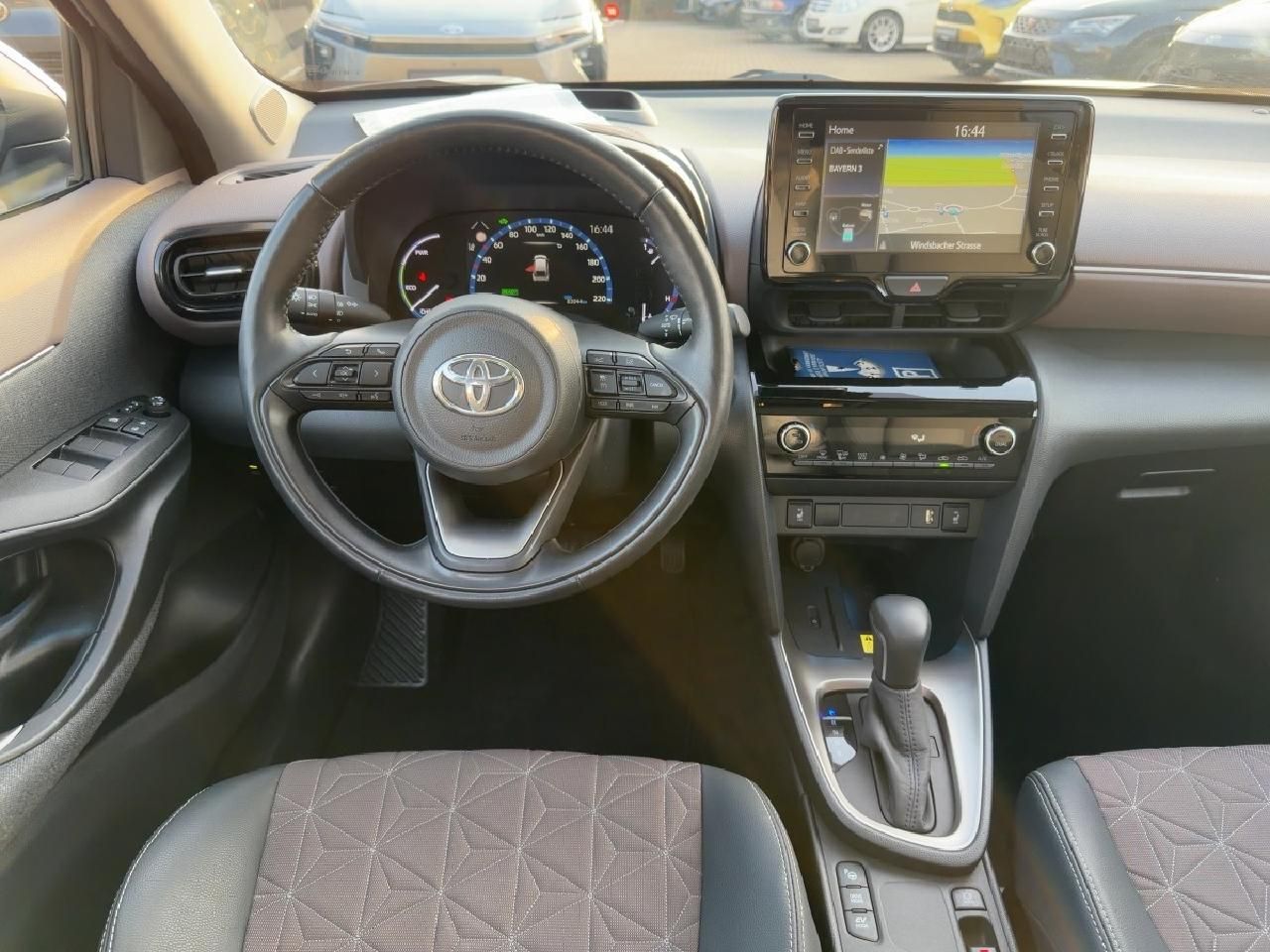 Fahrzeugabbildung Toyota Yaris Cross 1,5 Hybrid Elegant*NAVI *PDC *Pano*