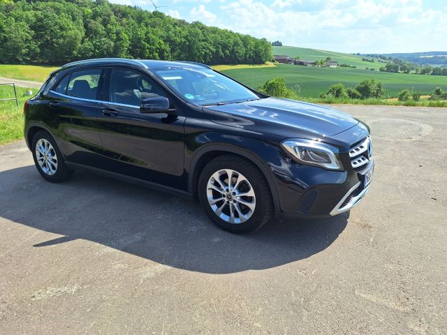 MERCEDES-BENZ GLA 200 Automatik