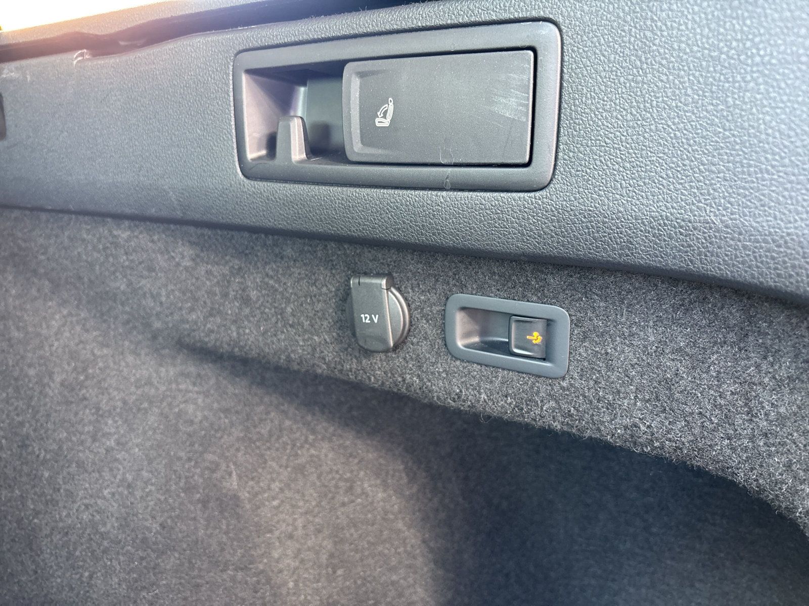 Fahrzeugabbildung Volkswagen Passat Variant 2.0 TDI HuD AHK Keyless Kamera