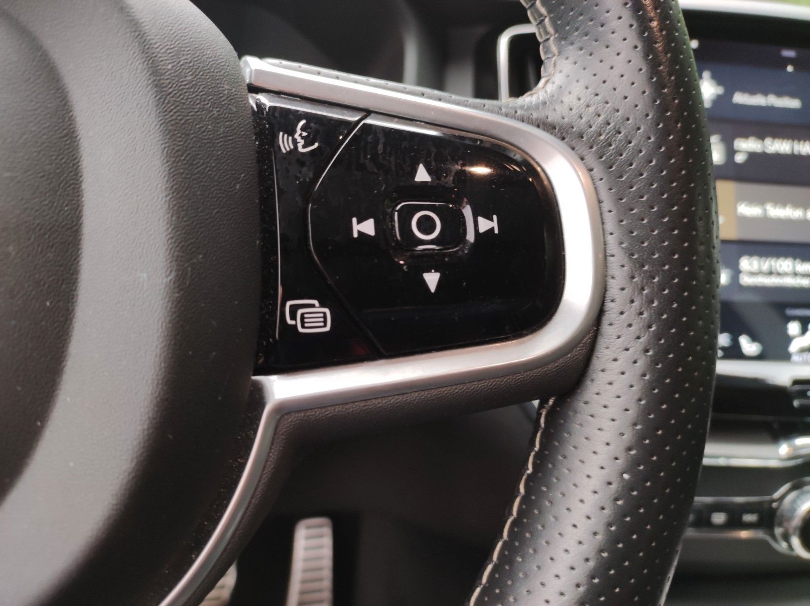 Volvo XC60 R Design PHEV AWD PANO Leder AHK LED Autom foto 15