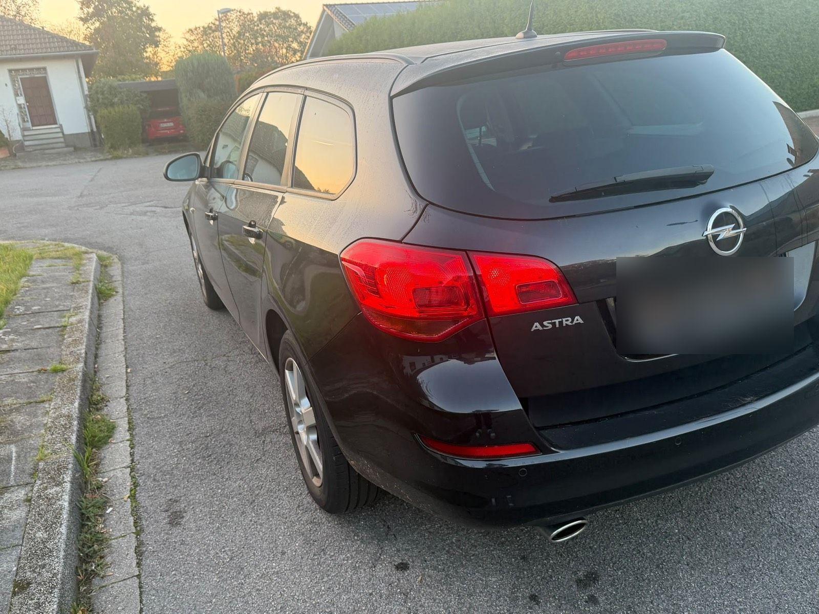 Opel Astra 2012 — rear view