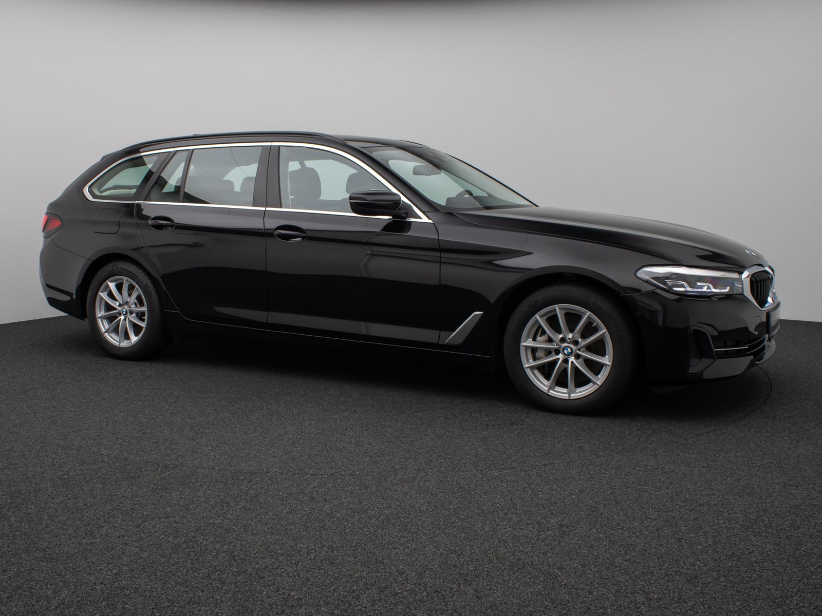 Fahrzeugabbildung BMW 530d Panorama Kamera DAB HiFi DrivAssist Komfort