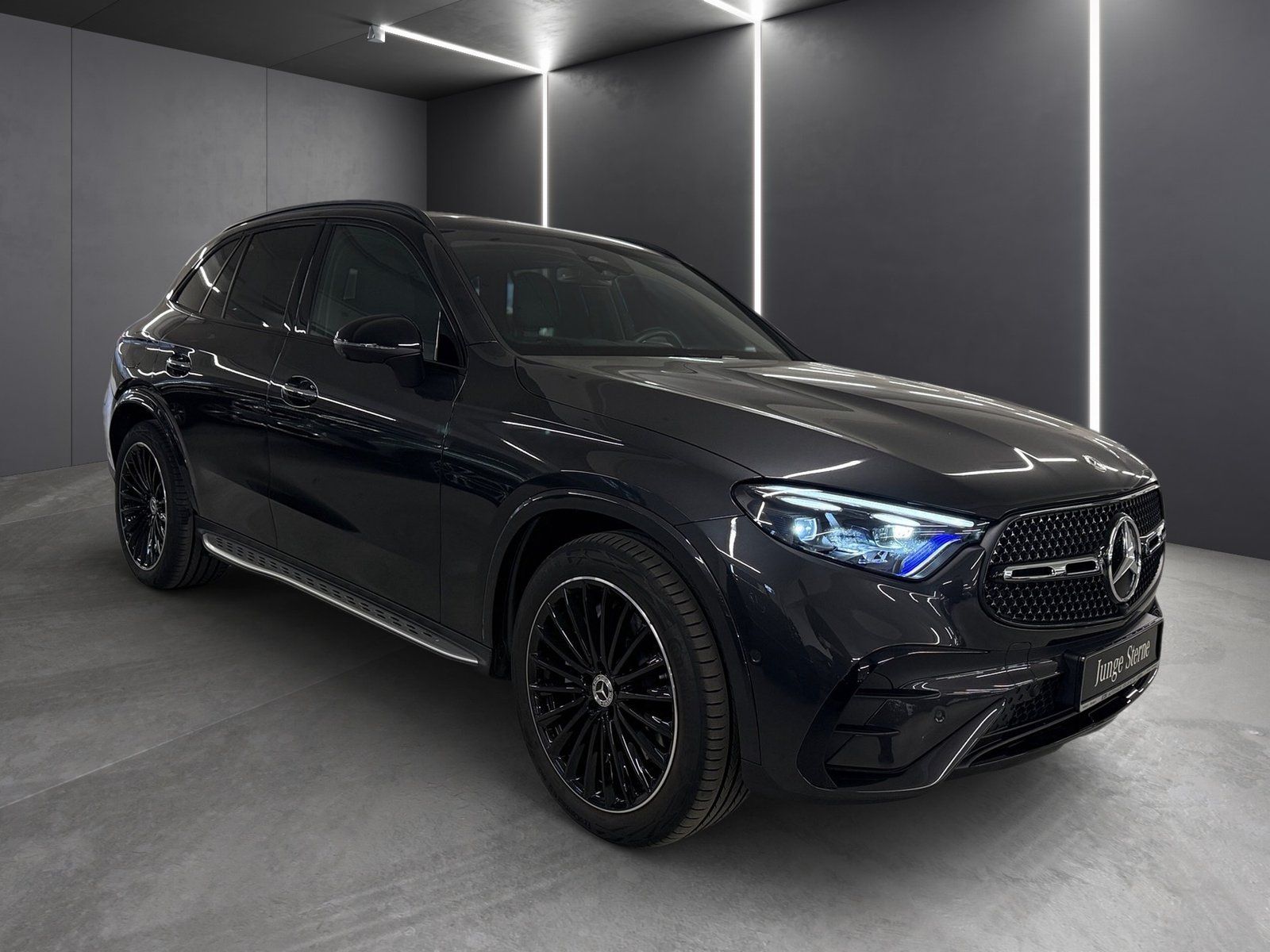 Fahrzeugabbildung Mercedes-Benz GLC 300 d 4M*Airmatic*STDHZG*Pano*AHK*Night*20"*