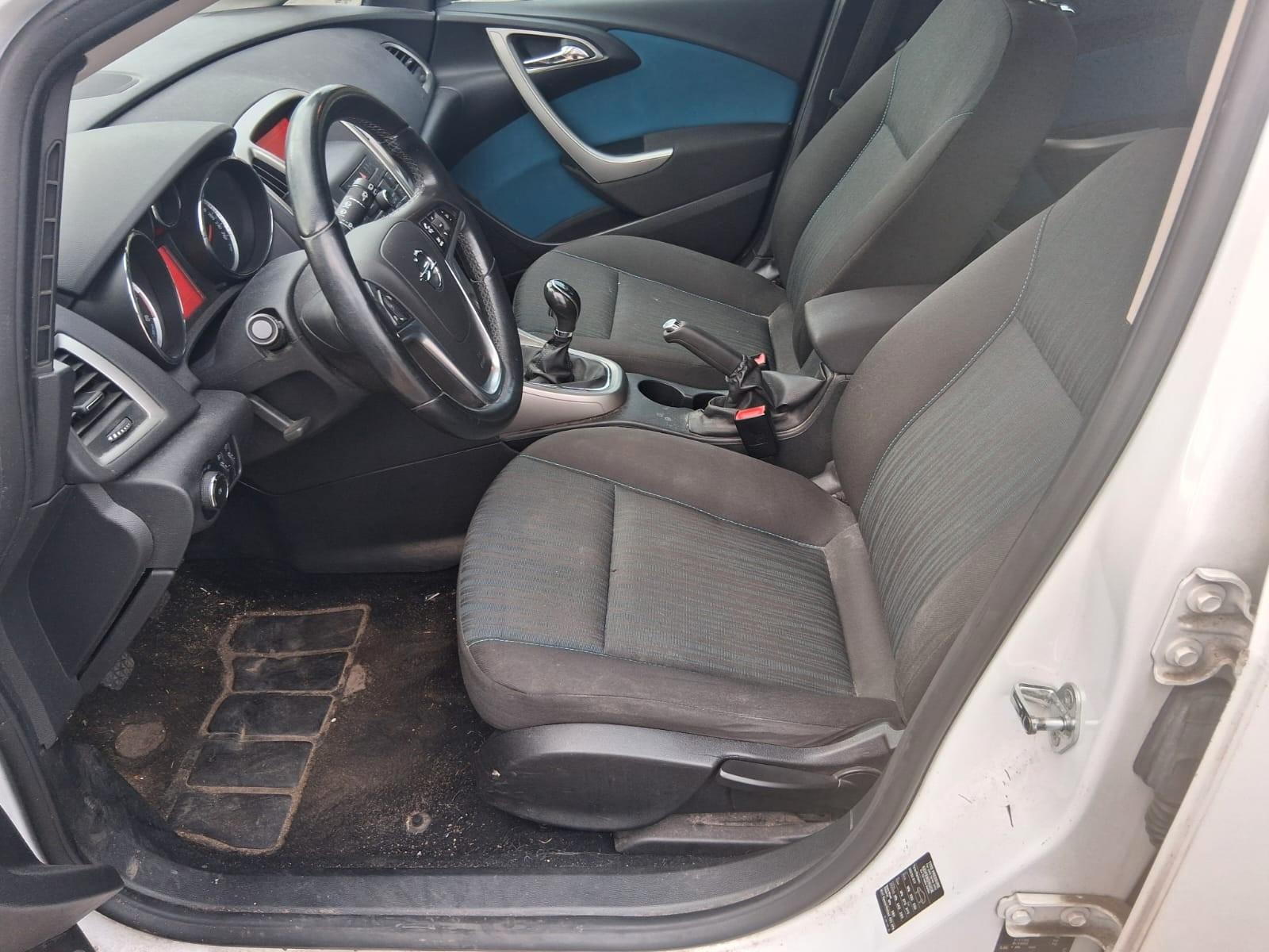 Opel Astra 2011 — photo 8