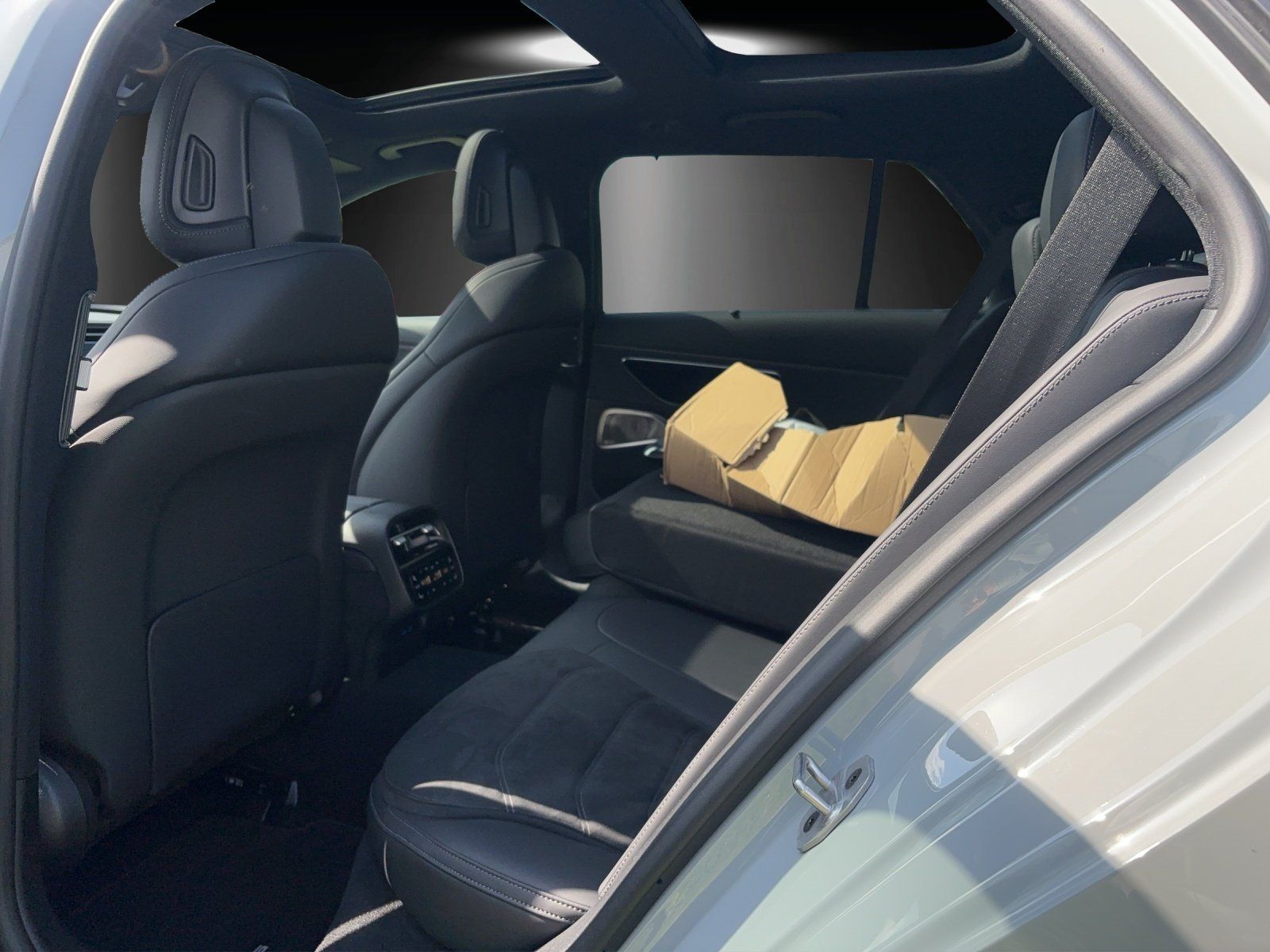 Fahrzeugabbildung Mercedes-Benz E300de T AMG Prem+ DISTRO Superscrn AIRMATIC AHK