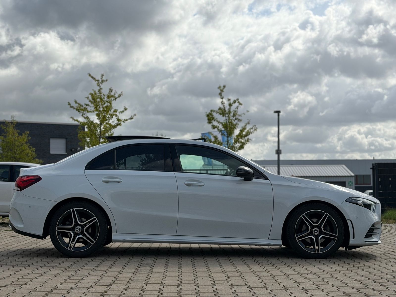 Mercedes-Benz A 180 Lim AMG Pano LED Night Wide Kamera Carplay foto 4
