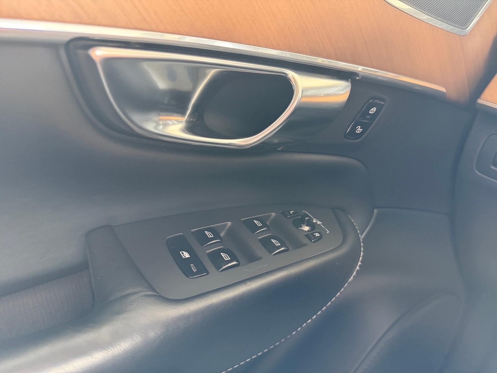 Volvo XC90 2.0 D5 Inscription AWD LEDER KAM LED CARPLA