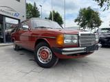 Mercedes-Benz 200 *Oldtimer/H-Kennzeichen* - rote Mercedes-Benz 200