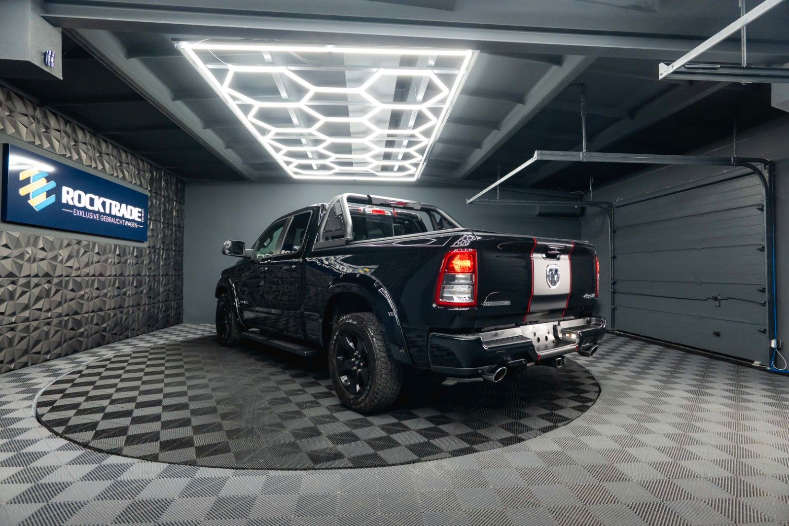Fahrzeugabbildung Dodge RAM 5.7 V8 HEMI 4x4 OFFROAD Night-Paket LONGBED