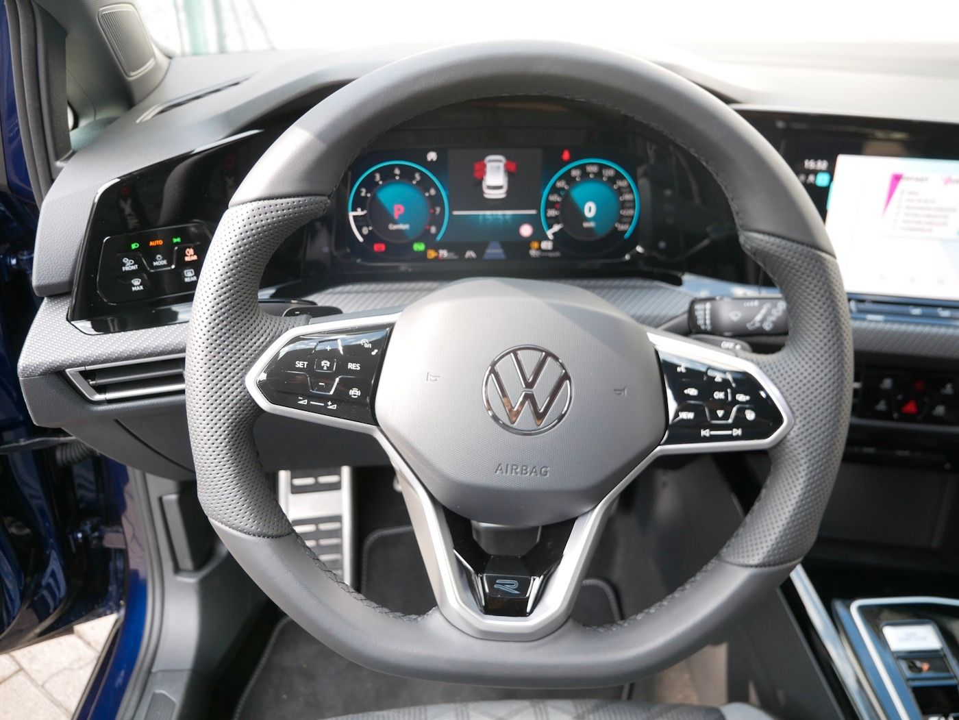 Fahrzeugabbildung Volkswagen Golf VIII Variant 1.5 eTSI R-Line AHK LED RFK