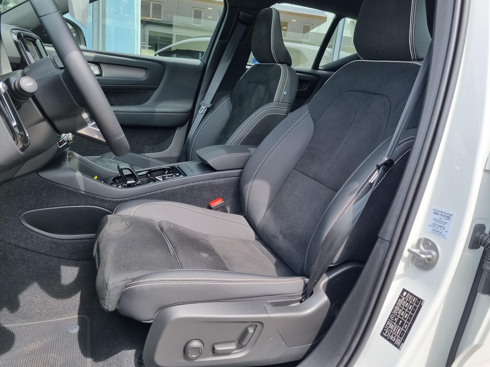 Fahrzeugabbildung Volvo XC40 B4 Benzin Plus Dark 'elektr. Glasdach'