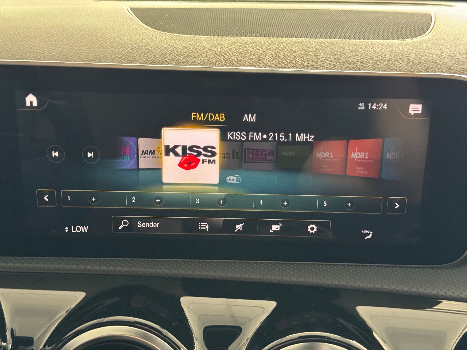 Fahrzeugabbildung Mercedes-Benz A 180 d PROGRESSIVE SPORTPAKET LED NAVI MBUX +