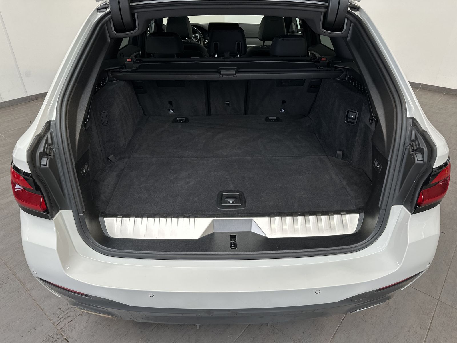 Fahrzeugabbildung BMW 530e Touring xDrive M-Sport NAV+LED+KAM+CARPLAY
