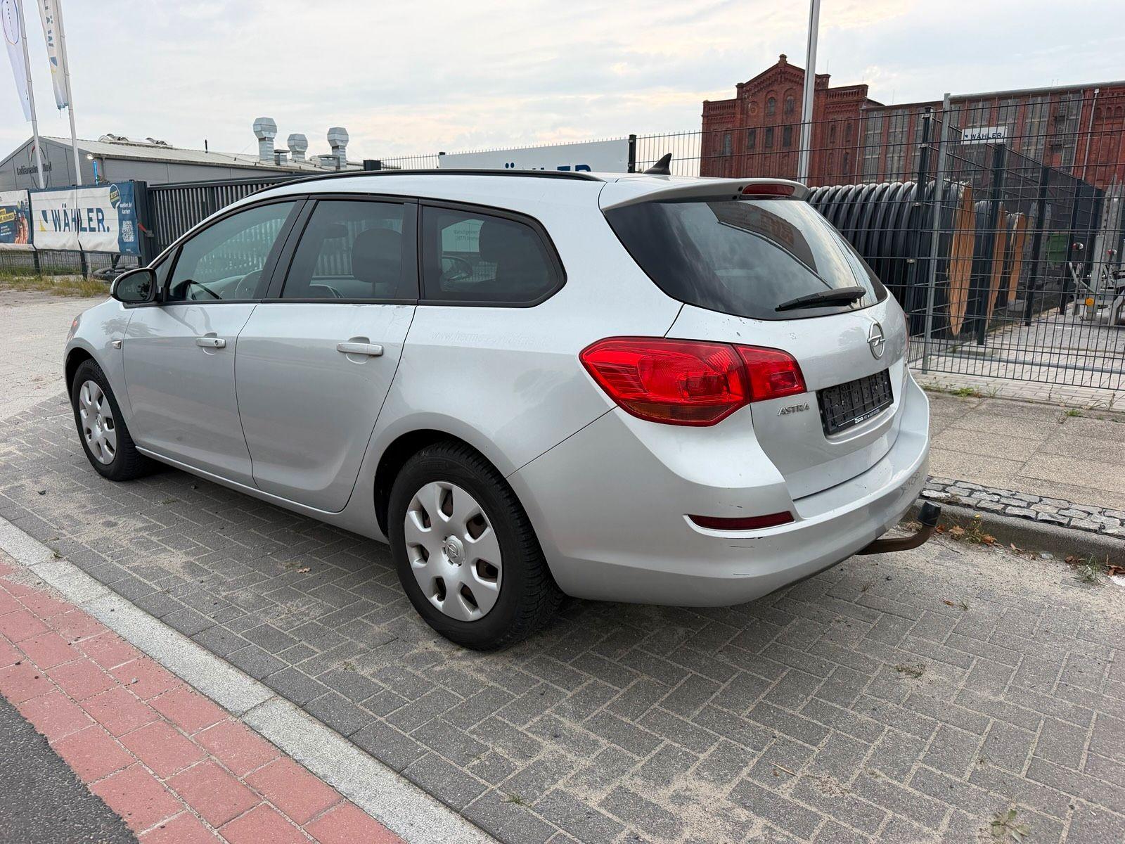 Opel Astra 2011 — interior