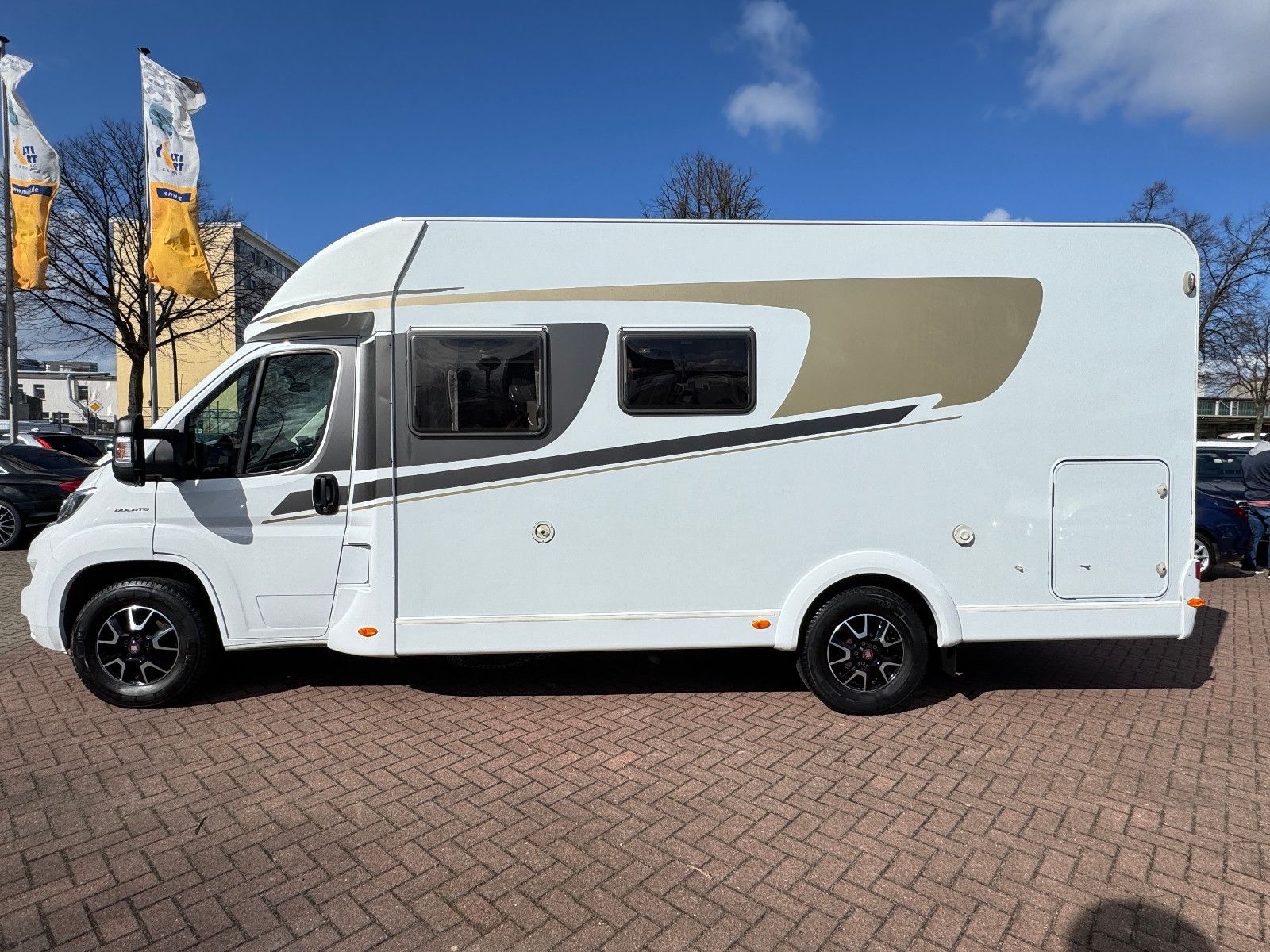 Fahrzeugabbildung Carado T 334 FIAT DUCATO AUTOMATIK SOLAR TV SAT AHK CAM