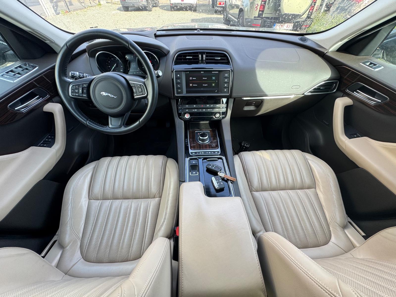 JAGUAR F-PACE PORTFOLIO AWD | 300 ch | BVA | HAYON ÉLECTRIQUE | RÉGLAGE ÉLECTRIQUE DES SIÈGES AVEC FONCTION MÉMOIRE | TOIT OUVRANT