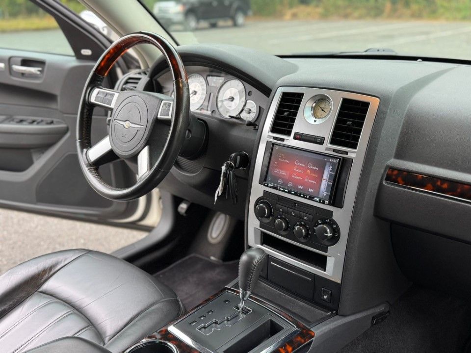 Fahrzeugabbildung Chrysler 300C 5.7 V8 Hemi 2 Hand Leder Navi 8 Fach