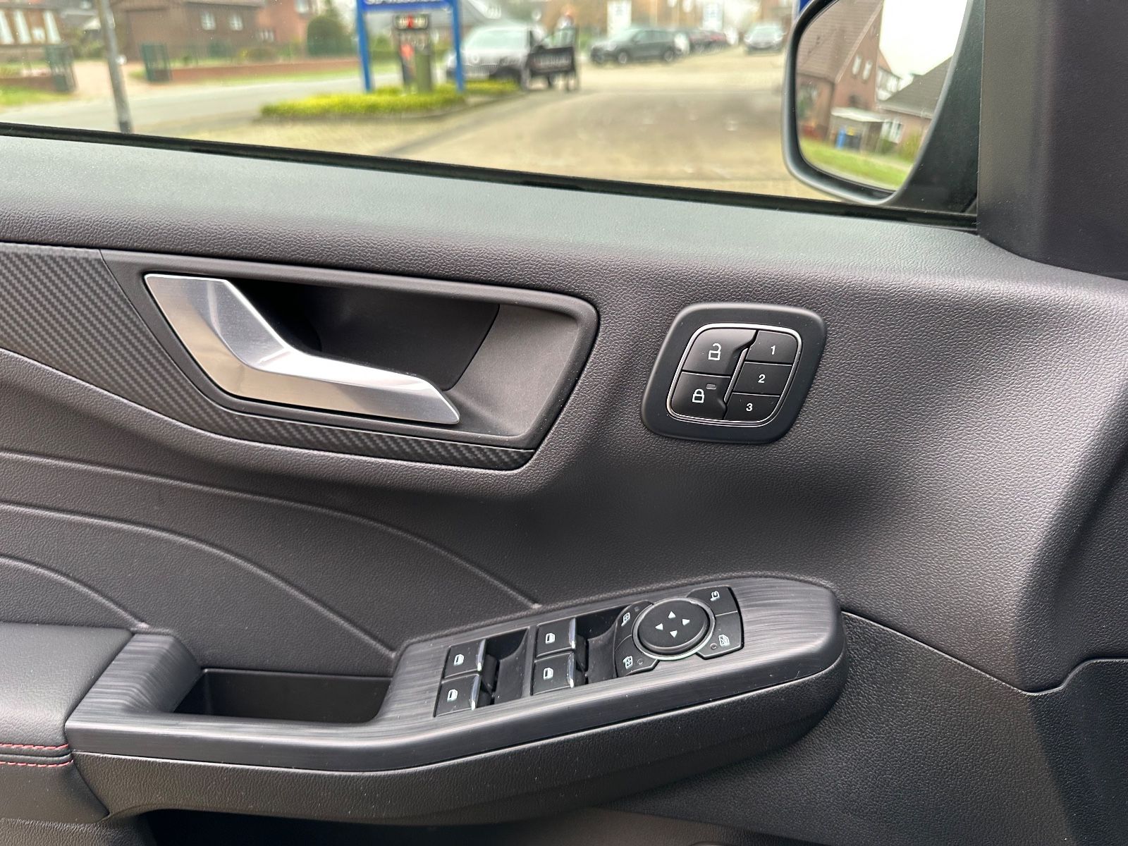 Fahrzeugabbildung Ford Kuga 1.5 EB ST Line X Pano/Matrix/HUD/B&O