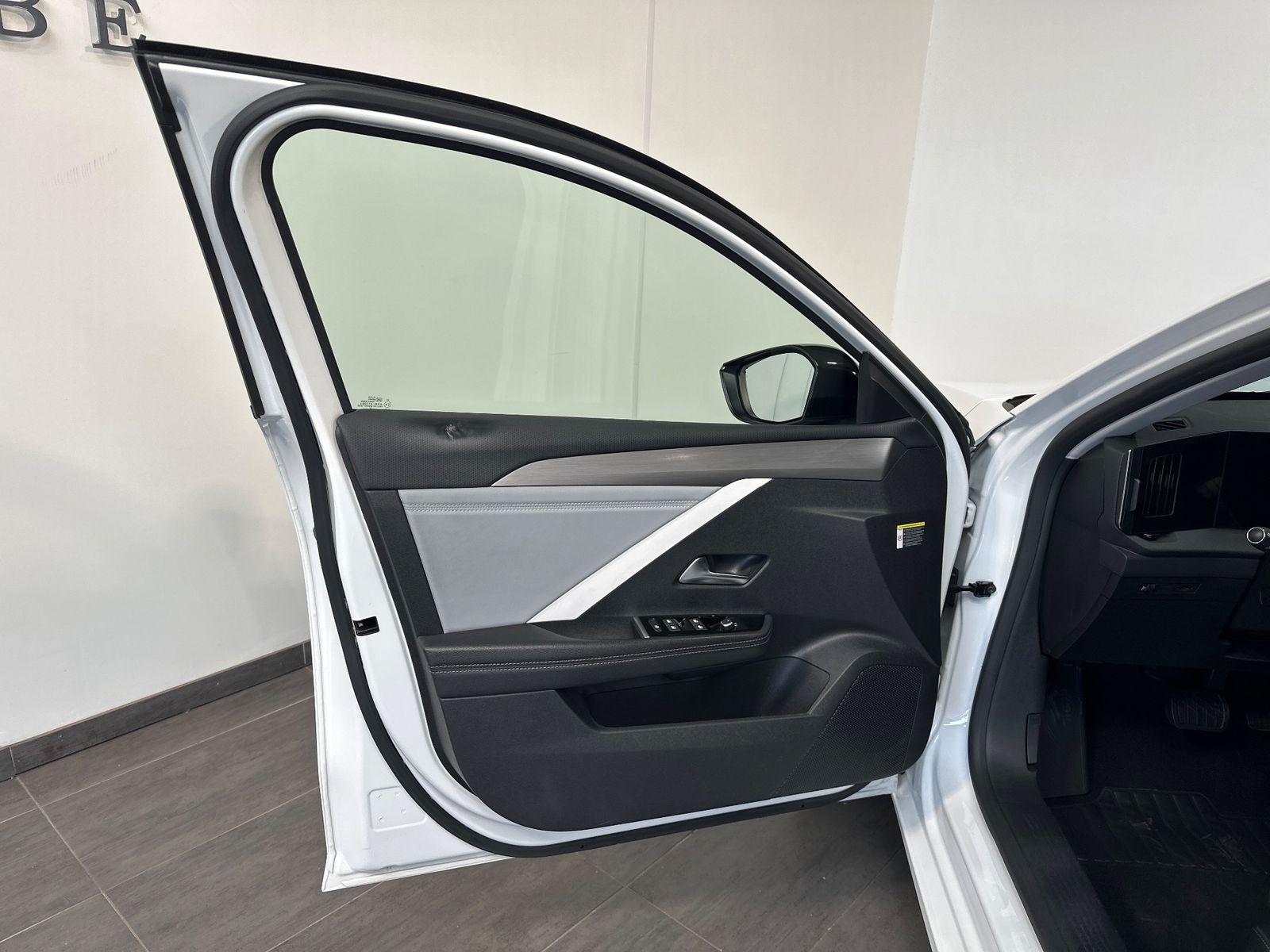 Fahrzeugabbildung Opel Astra SpT 1.5 D Aut. Business Elegance NAV+LED