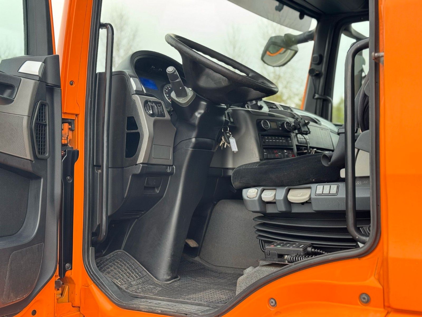 Fahrzeugabbildung MAN TGS 26.440 6x2-4 BL Abrollkipper / Kran