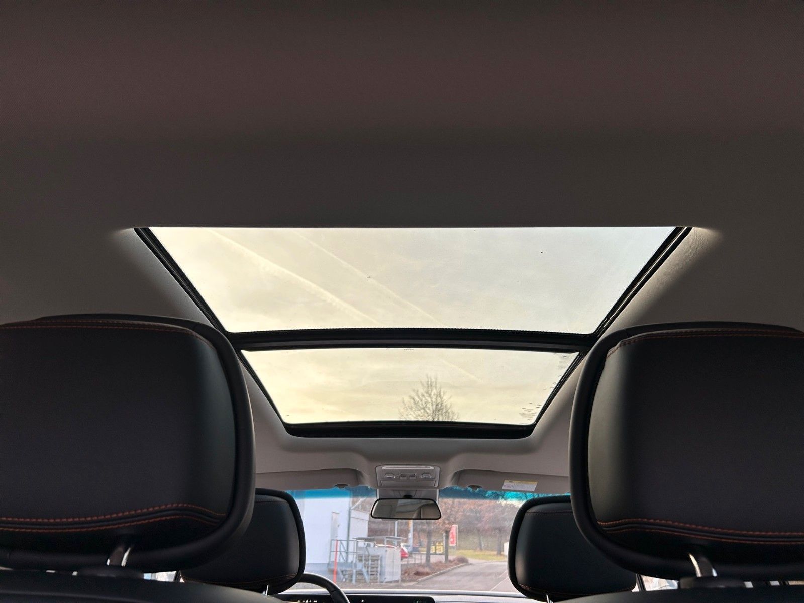 Fahrzeugabbildung DFSK FORTHING 4U 7SITZ 1.5T AT NOBLE AHK PANO