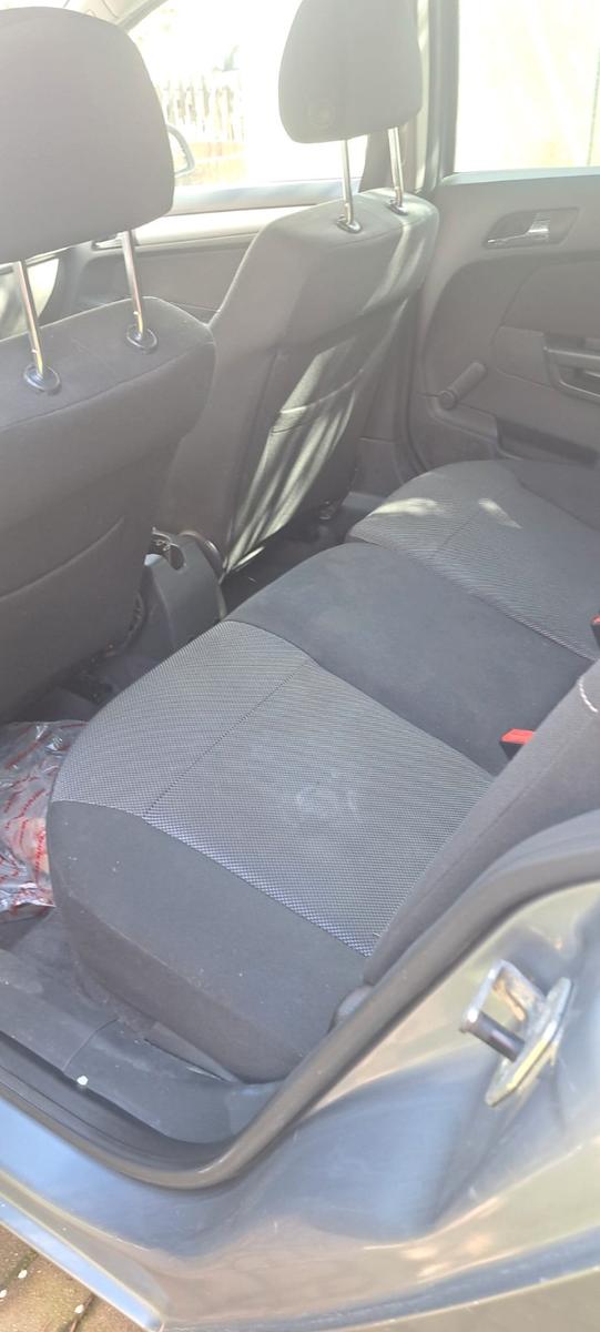 Opel Astra 2010 — photo 5