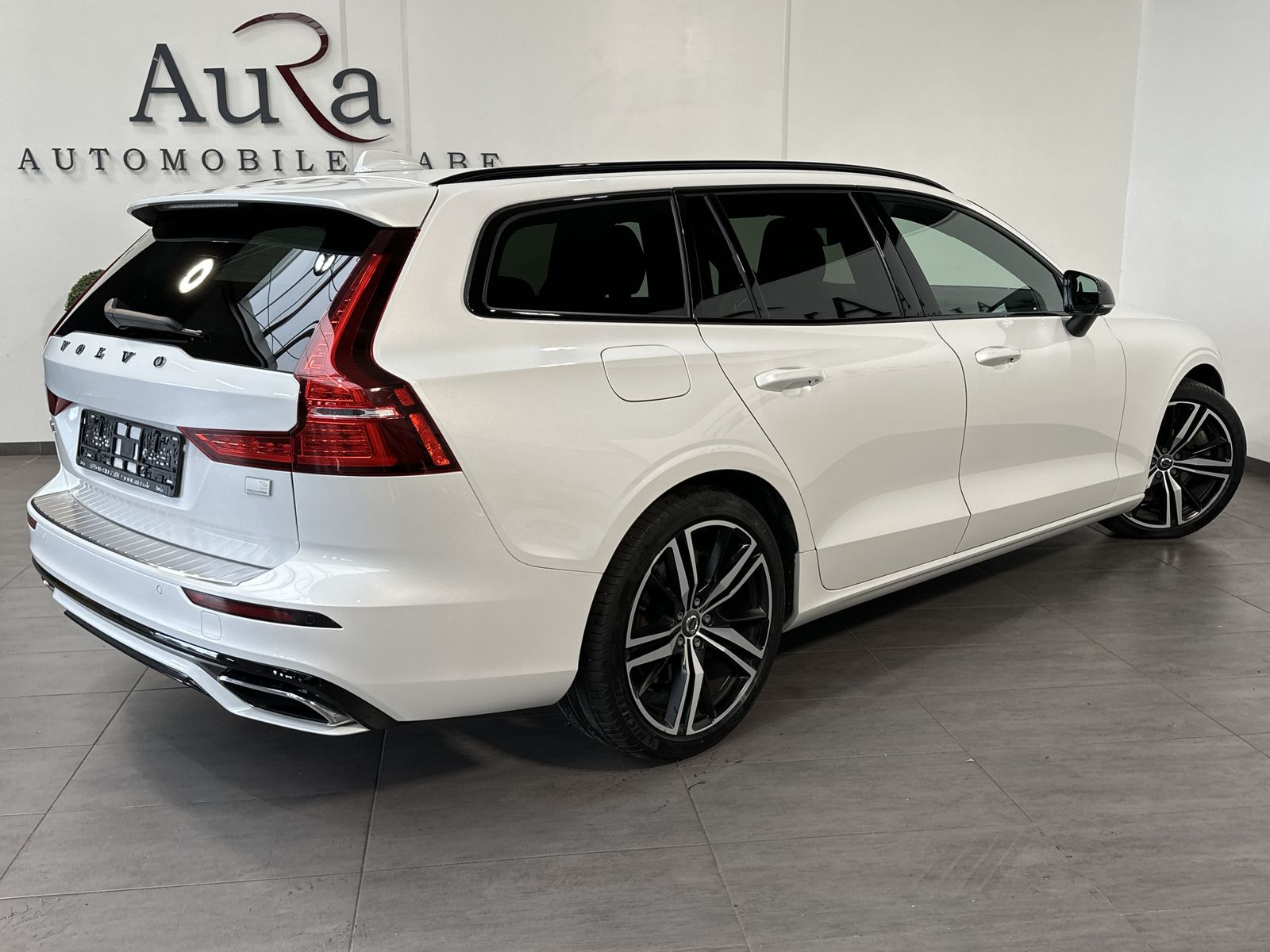 Fahrzeugabbildung Volvo V60 T6 AWD Recharge R-Design NAV+LED+AHK+PANO+VC