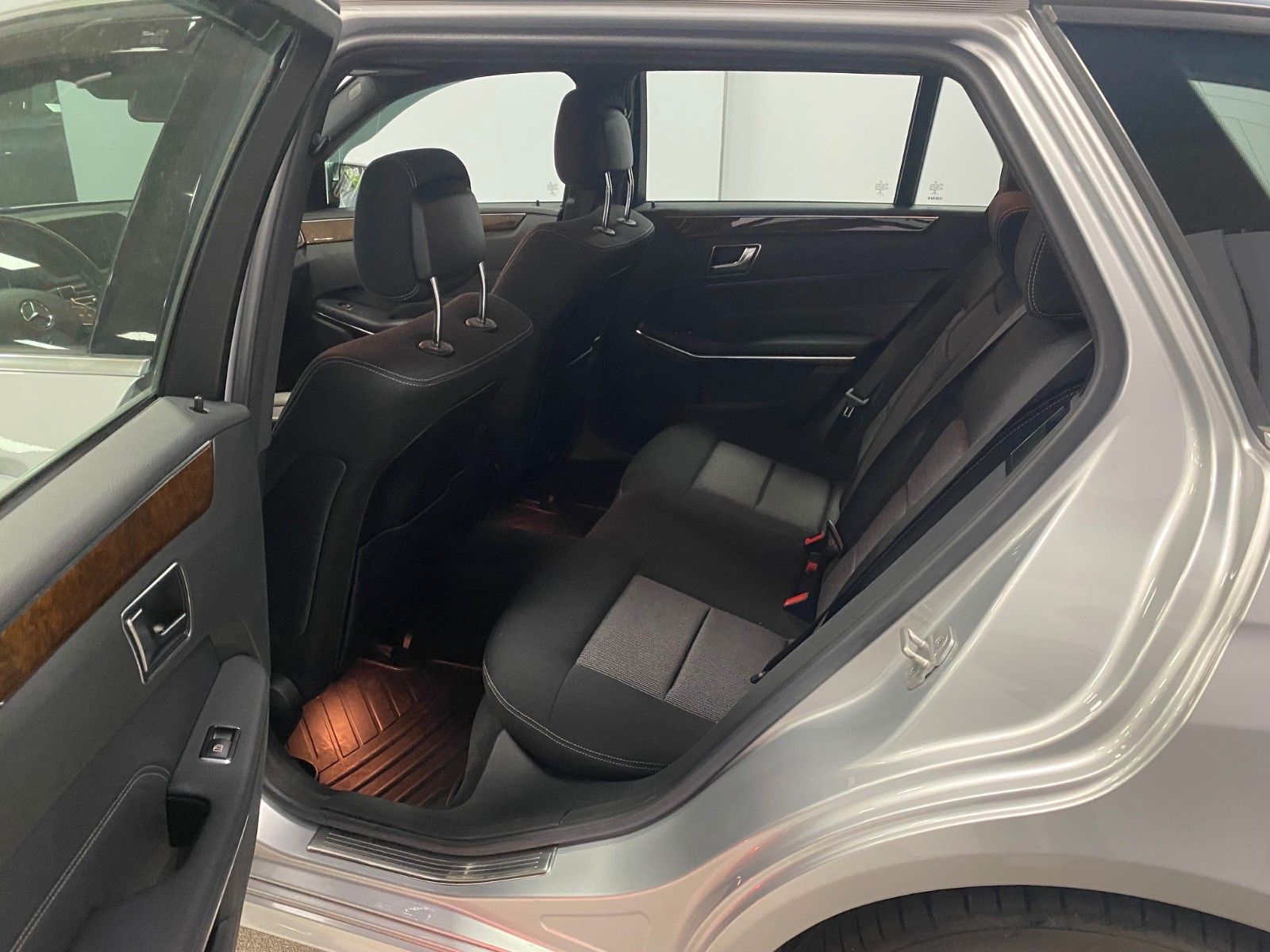 Fahrzeugabbildung Mercedes-Benz E 200 T ELEGANCE+NAVI+LED Scheinwerfer+Distronic