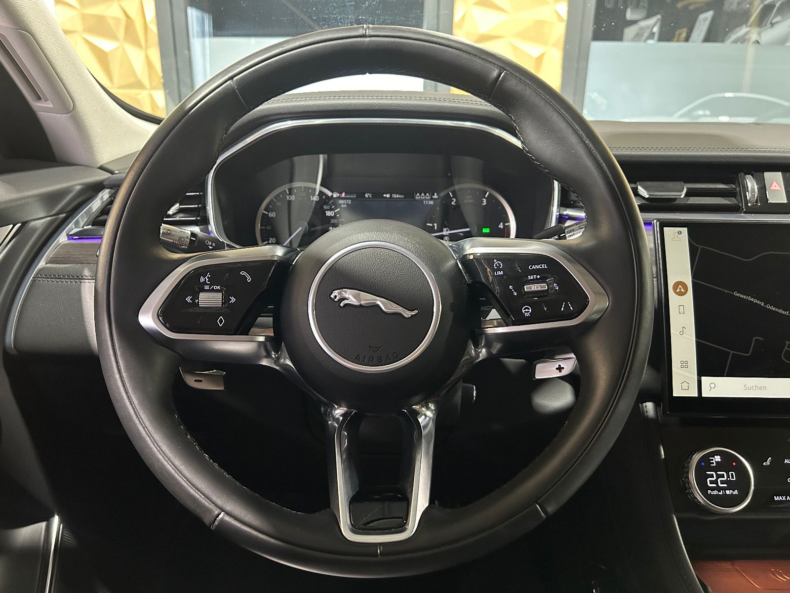 Fahrzeugabbildung Jaguar F-PACE SE AWD/HEAD-UP/MEMORY/ACC/KAMERA/APPLE