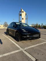 Tesla Model Y Performance mit Ambientebeleuchtung 